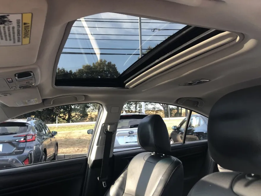 2017 Subaru Legacy 3.6R Limited photo 1