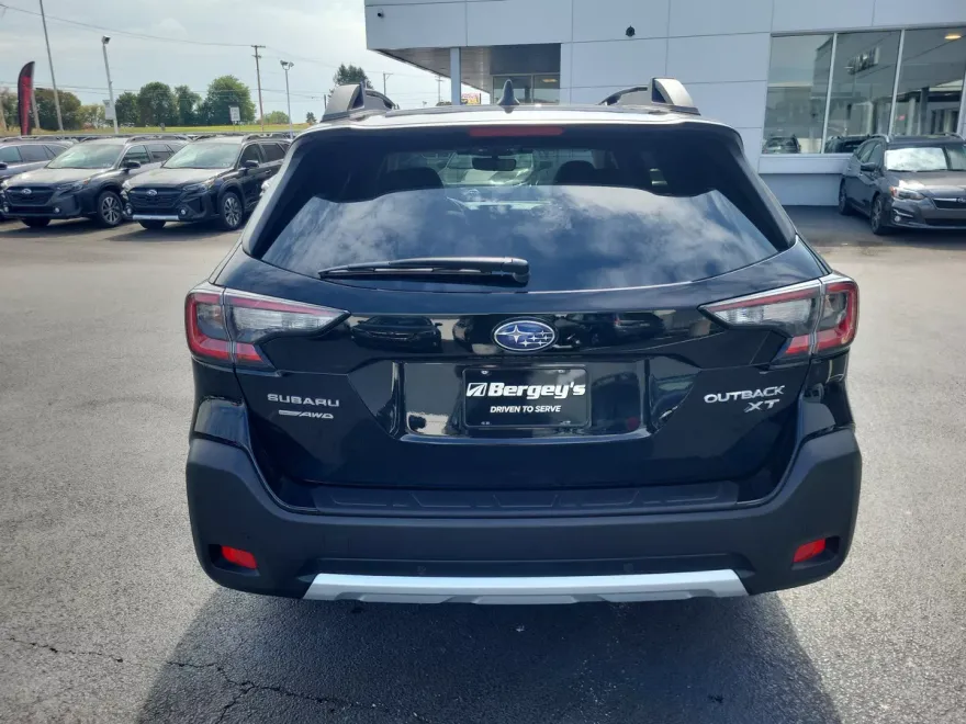 2023 Subaru Outback Limited XT photo 1