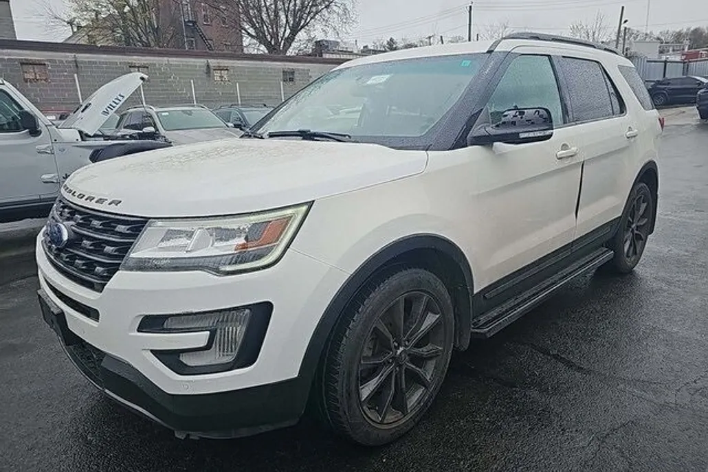 2017 Ford Explorer XLT photo 1