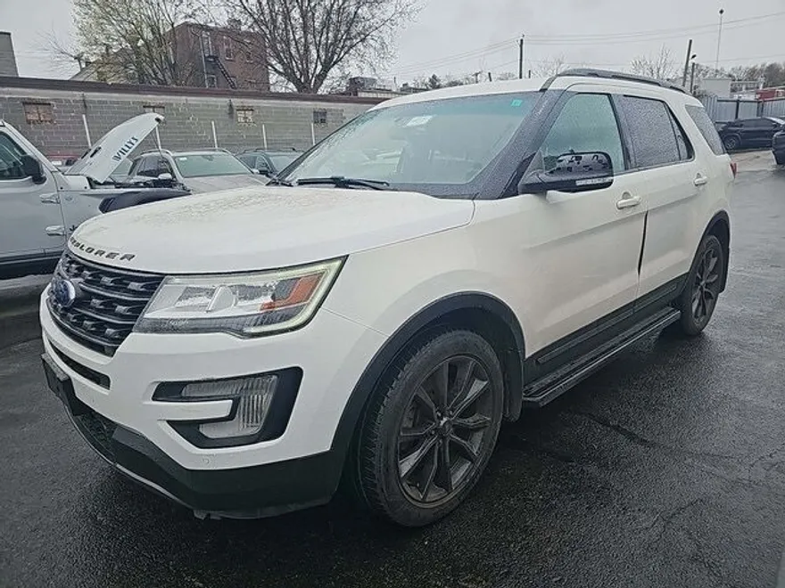 2017 Ford Explorer XLT photo 1