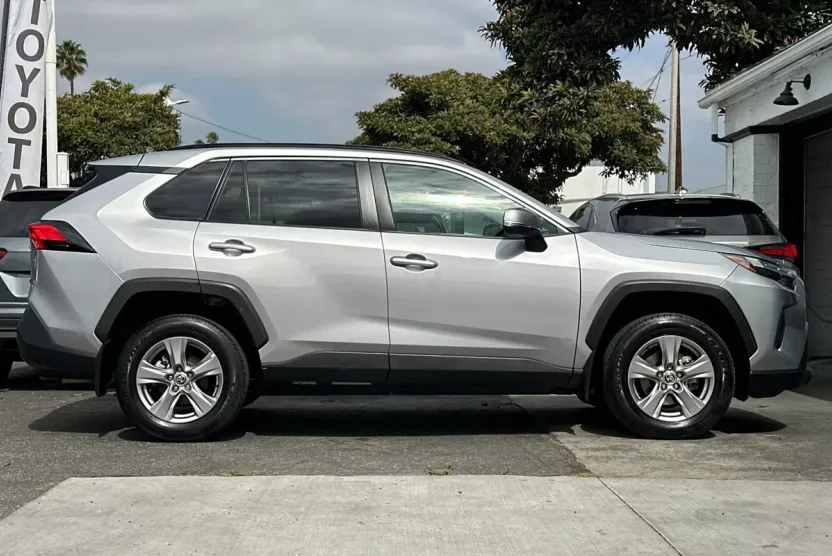 2022 Toyota RAV4 XLE photo 1