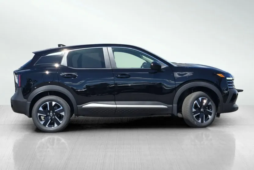 2025 Nissan Kicks SV photo 1