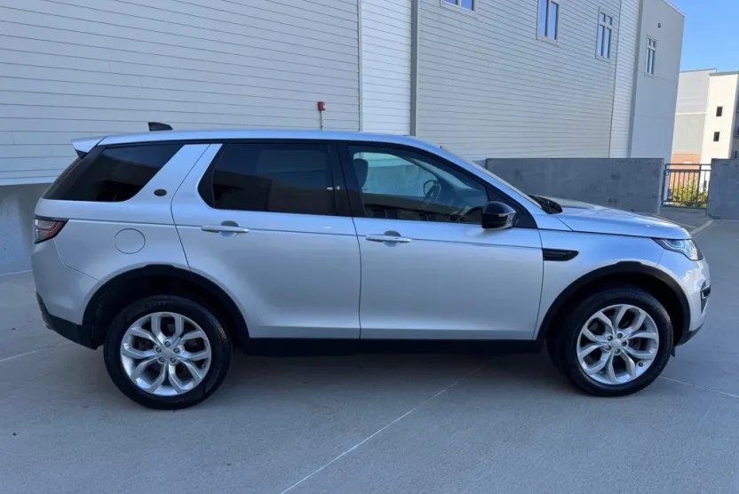 2019 Land Rover Discovery Sport SE photo 1