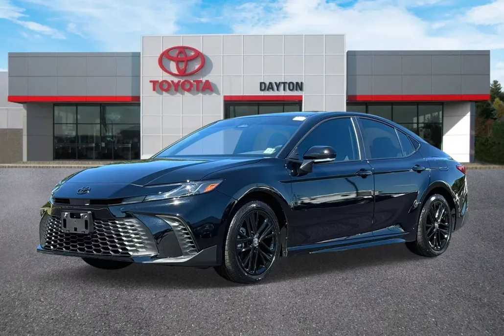 2025 Toyota Camry SE photo 1