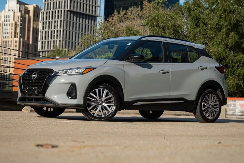 2024 Nissan Kicks SR photo 1