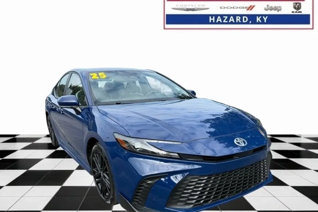 2025 Toyota Camry SE photo 1