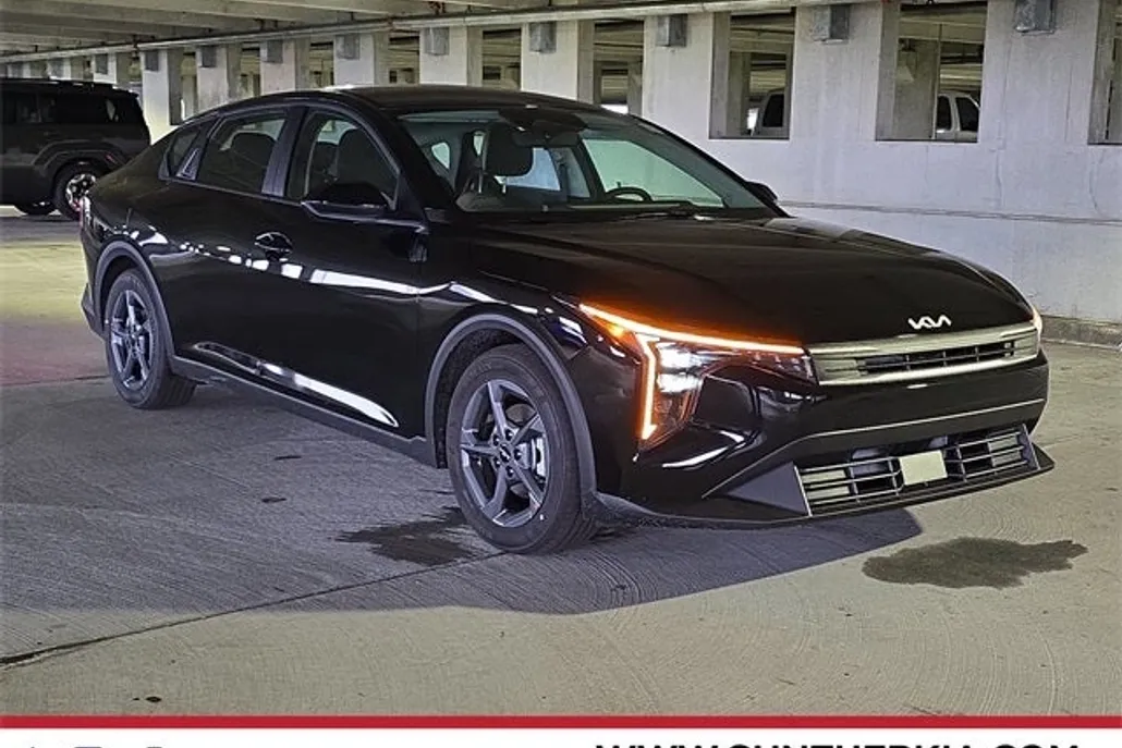 2025 Kia K4 LXS photo 1