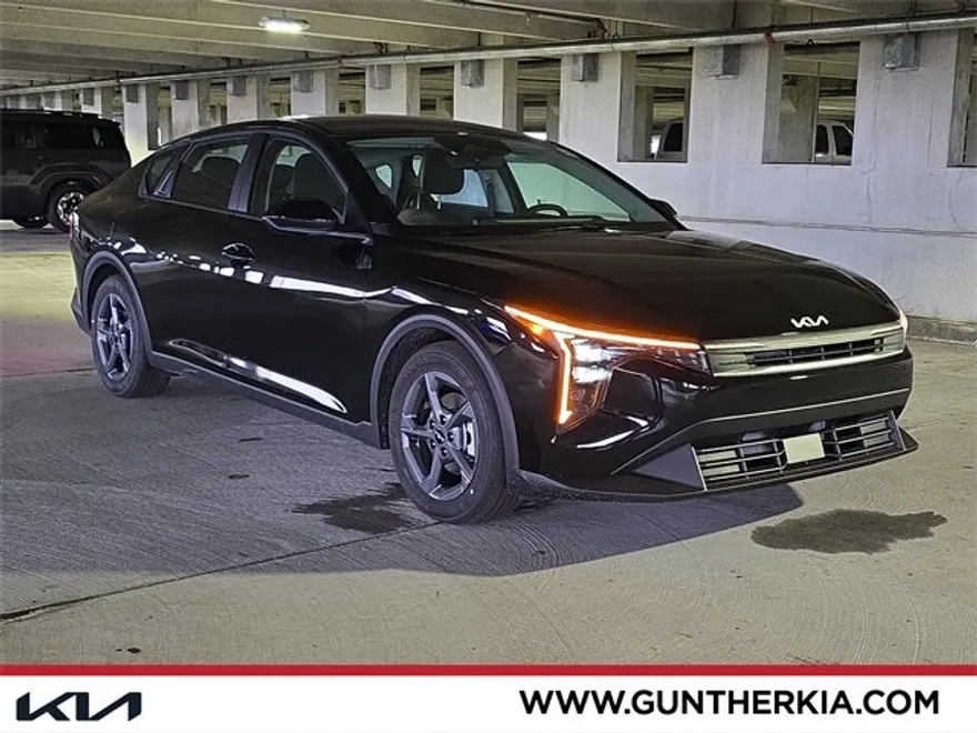 2025 Kia K4 LXS photo 1