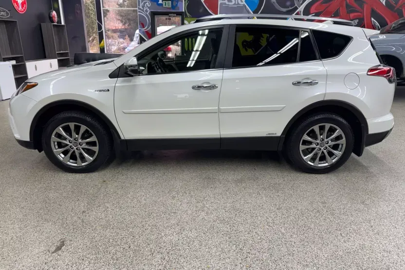 2018 Toyota RAV4 Hybrid Limited photo 1