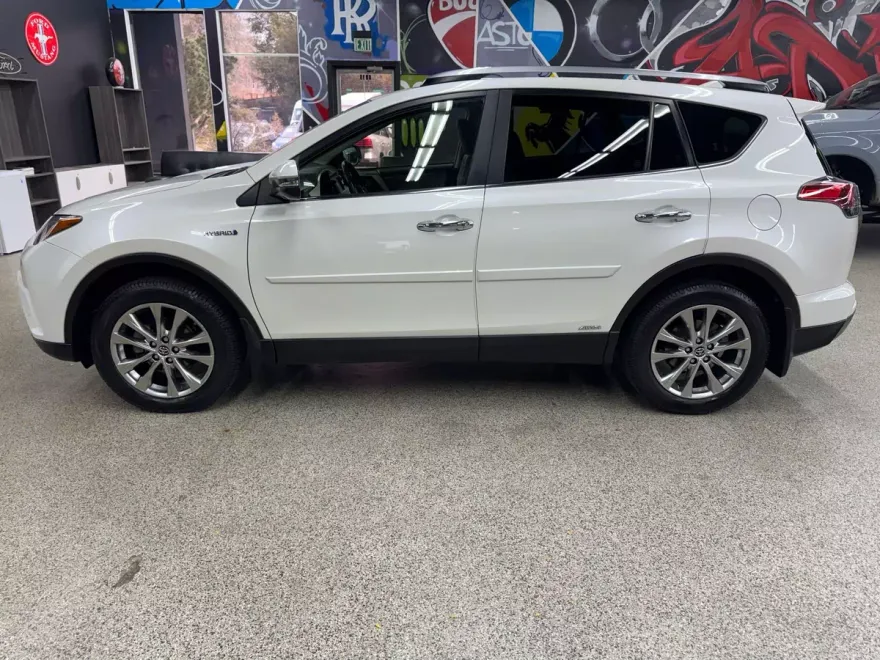 2018 Toyota RAV4 Hybrid Limited photo 1