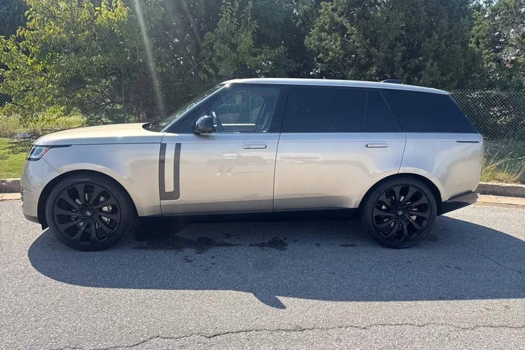 2023 Land Rover Range Rover SE photo 1