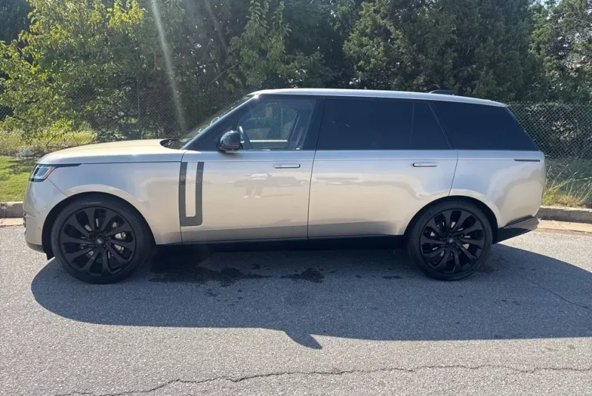 2023 Land Rover Range Rover SE photo 1