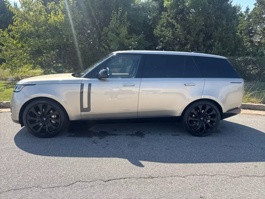 2023 Land Rover Range Rover SE photo 1
