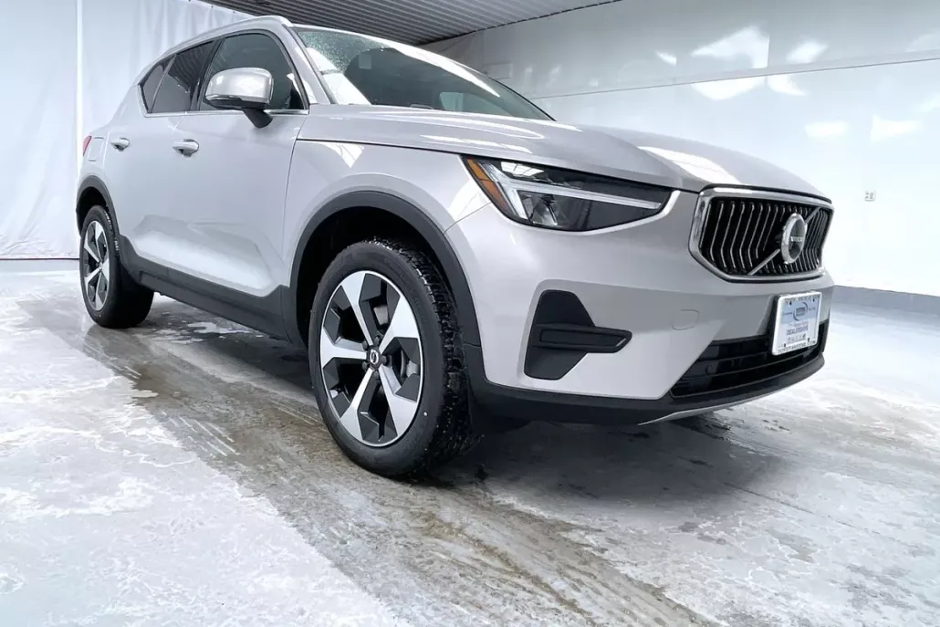 2025 Volvo XC40 Core photo 1