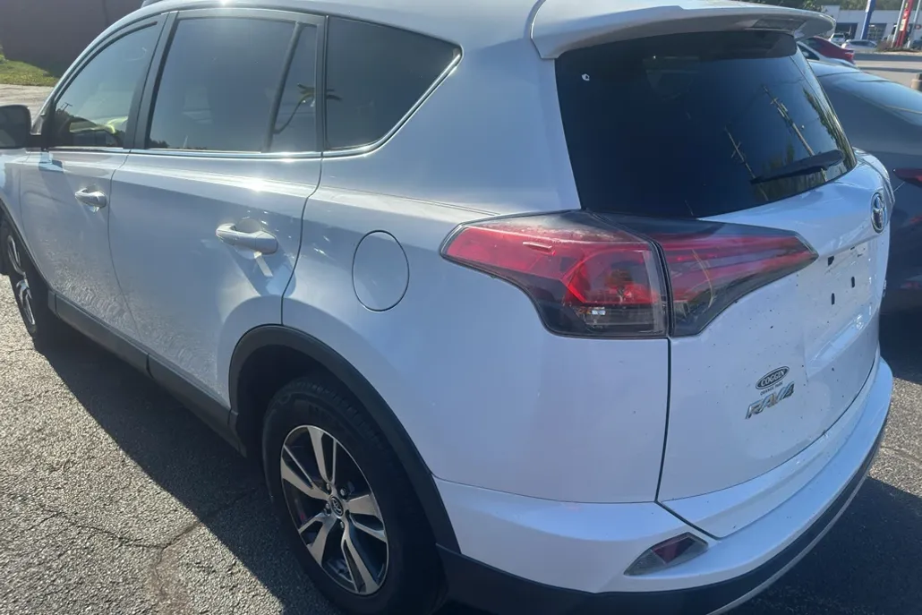 2017 Toyota RAV4 XLE photo 1