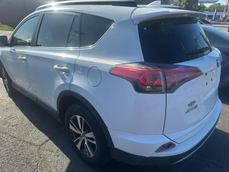 2017 Toyota RAV4 XLE photo 1
