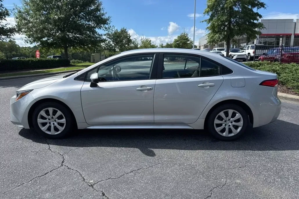 2023 Toyota Corolla LE photo 1