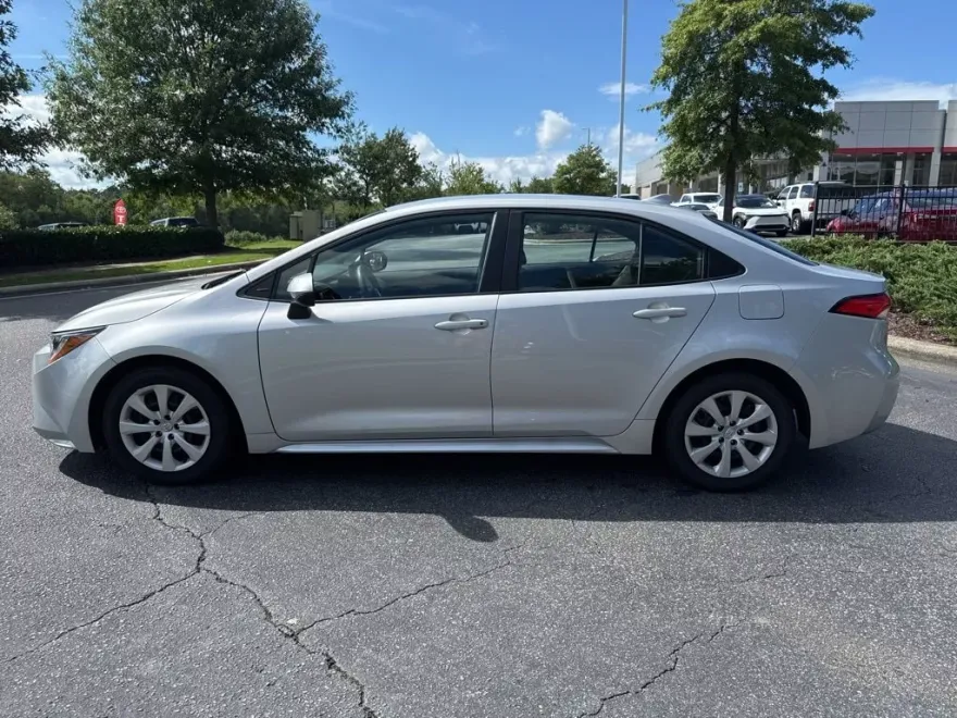 2023 Toyota Corolla LE photo 1