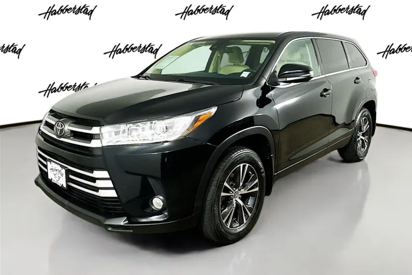 2019 Toyota Highlander LE Plus photo 1