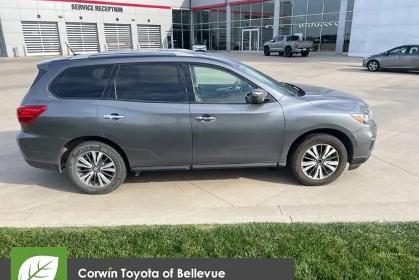 2018 Nissan Pathfinder SL photo 1