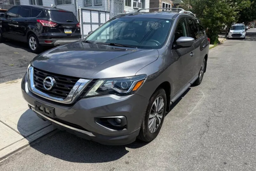 2017 Nissan Pathfinder SV photo 1