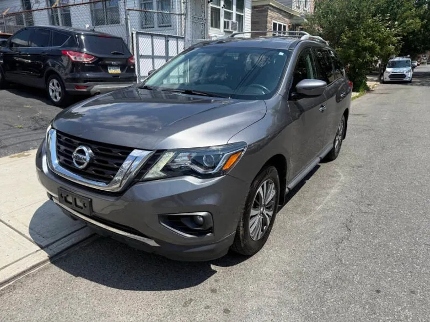 2017 Nissan Pathfinder SV photo 1