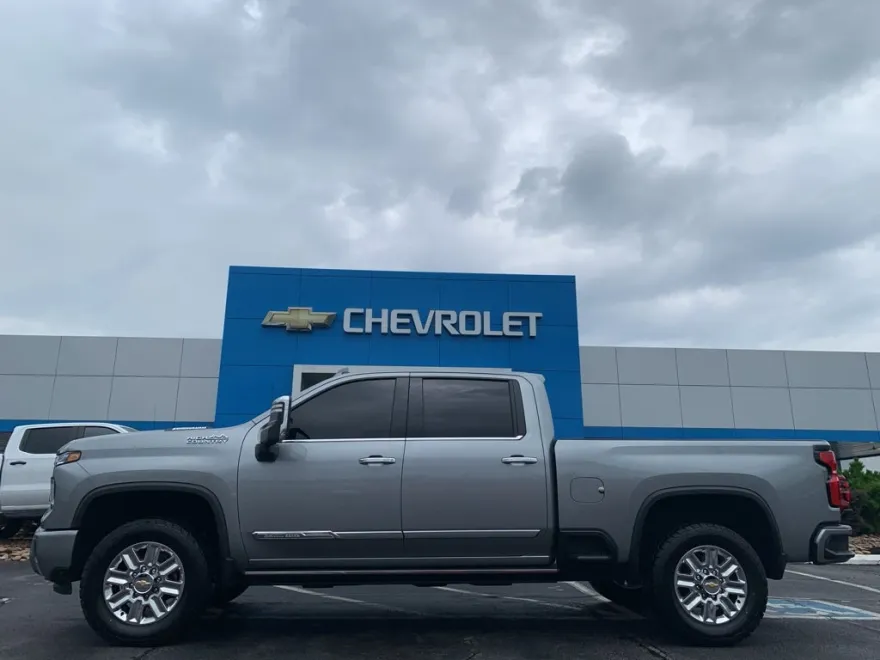 2025 Chevrolet Silverado 2500HD High Country photo 1