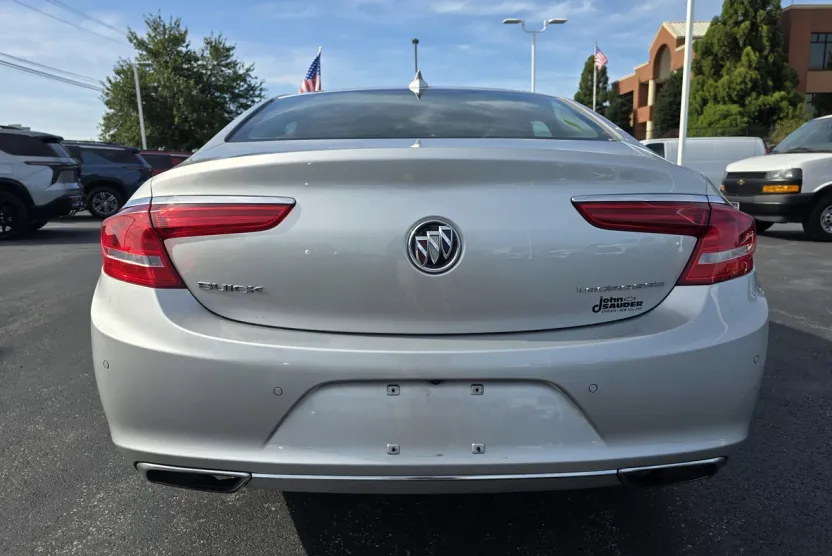 2017 Buick LaCrosse Essence photo 1