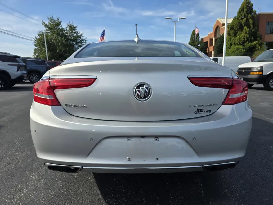 2017 Buick LaCrosse Essence photo 1