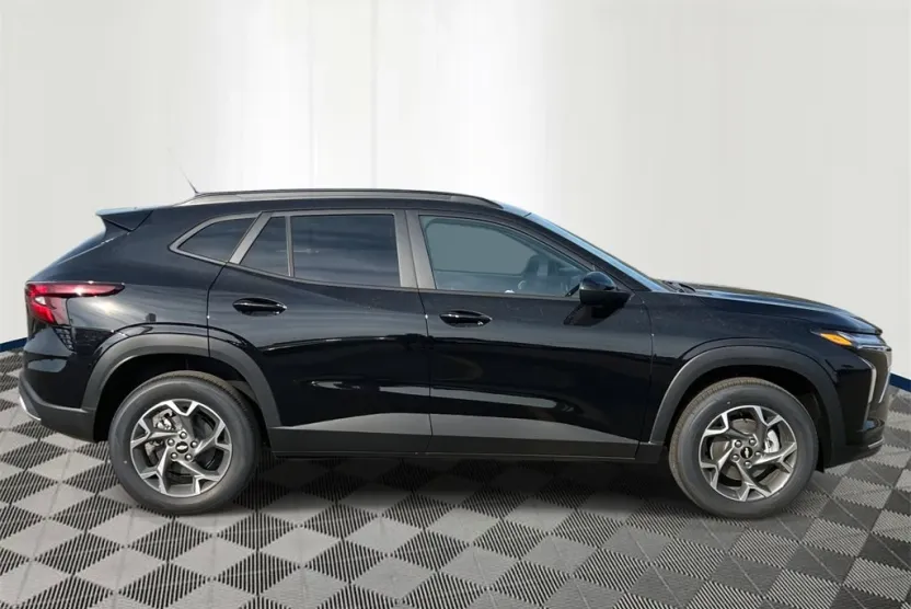 2025 Chevrolet Trax LT photo 1