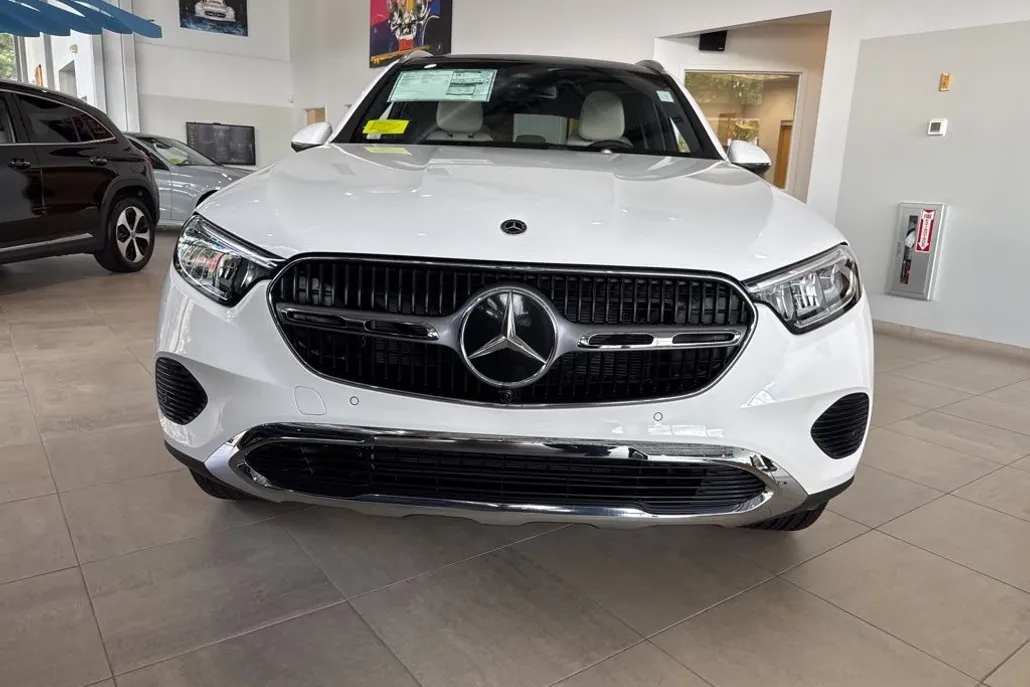 2025 Mercedes Benz GLC 300 4MATIC photo 1