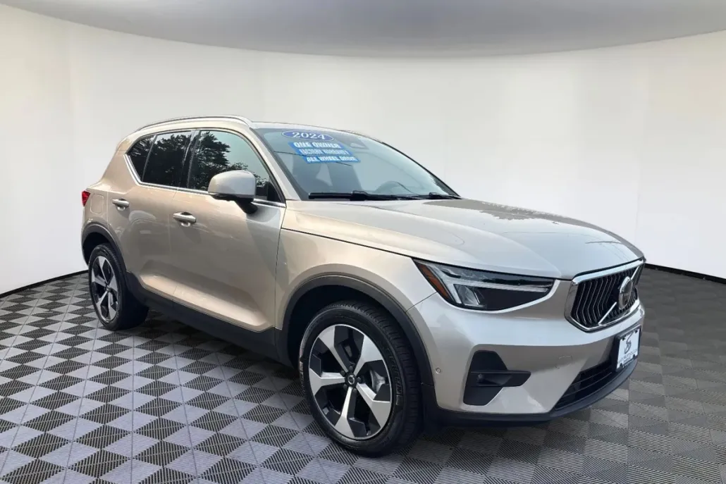 2024 Volvo XC40 Plus photo 1
