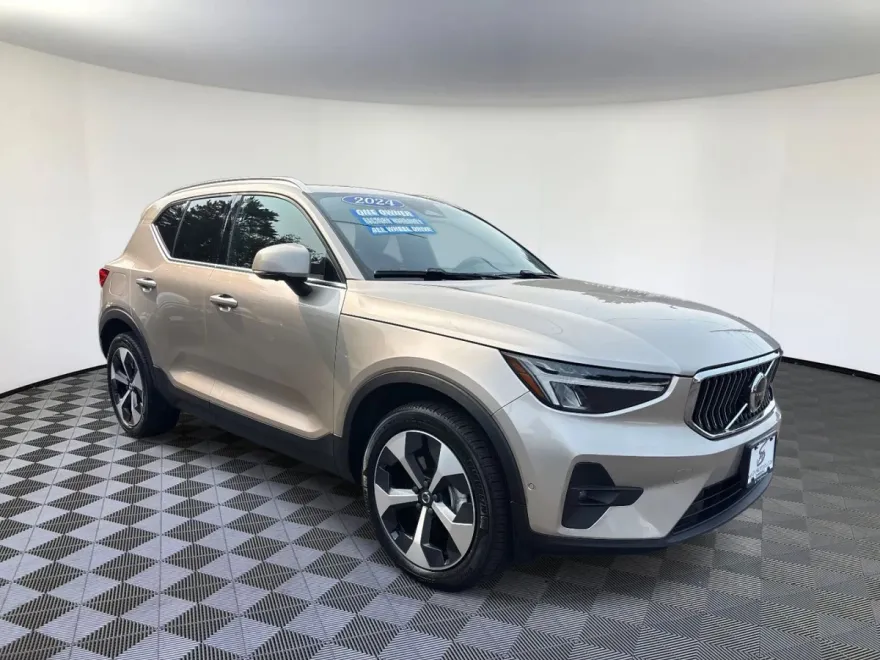 2024 Volvo XC40 Plus photo 1