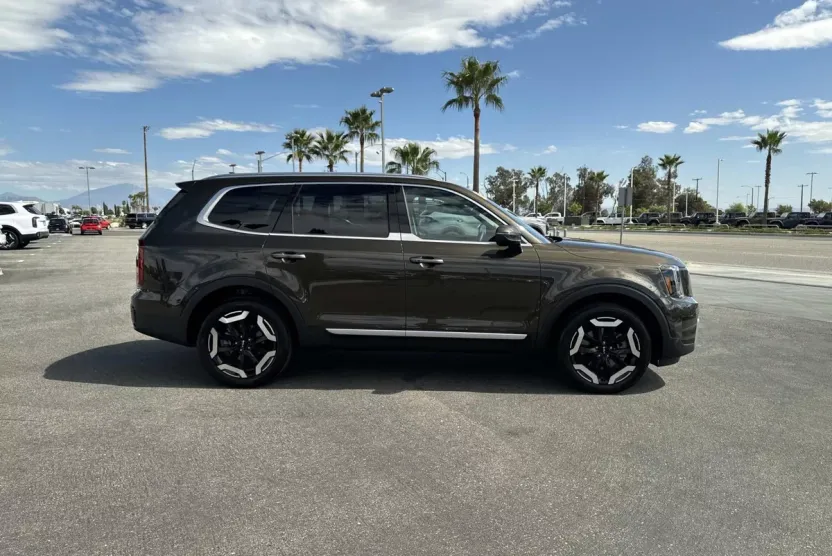 2024 Kia Telluride S photo 1