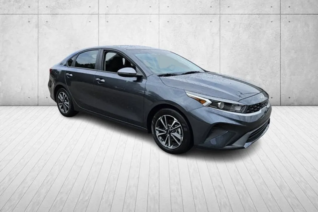 2023 Kia Forte LXS photo 1