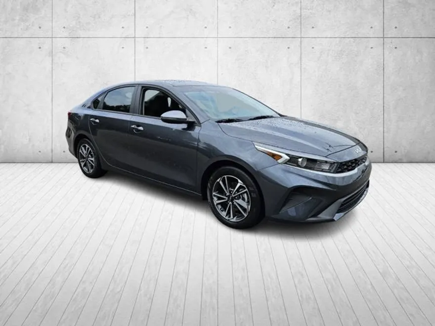 2023 Kia Forte LXS photo 1