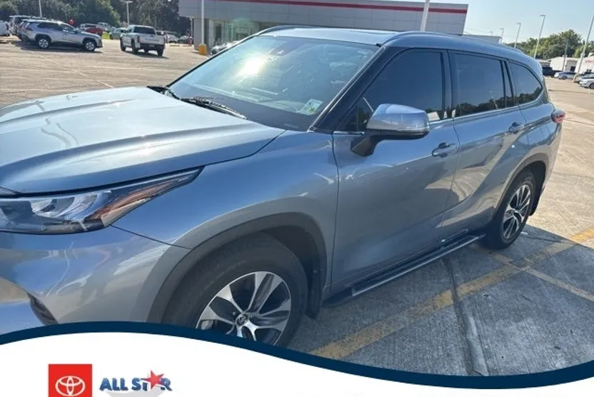 2020 Toyota Highlander XLE photo 1