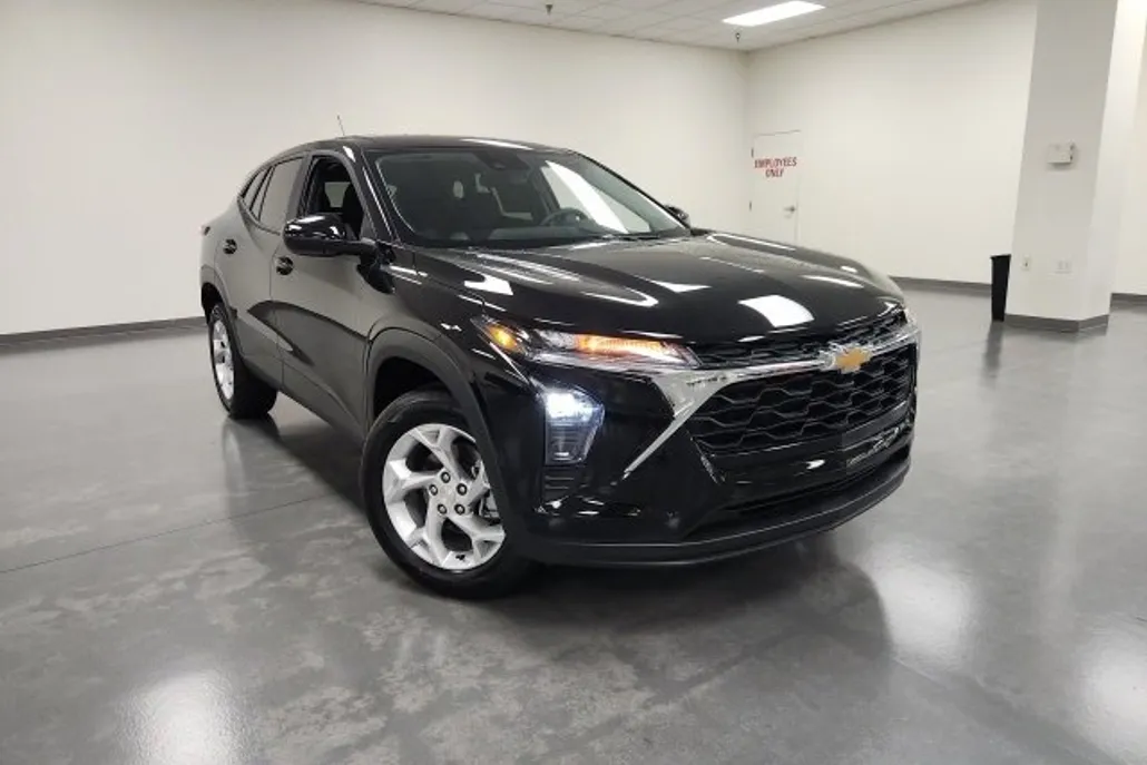 2025 Chevrolet Trax LS photo 1