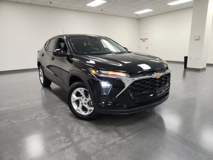 2025 Chevrolet Trax LS photo 1