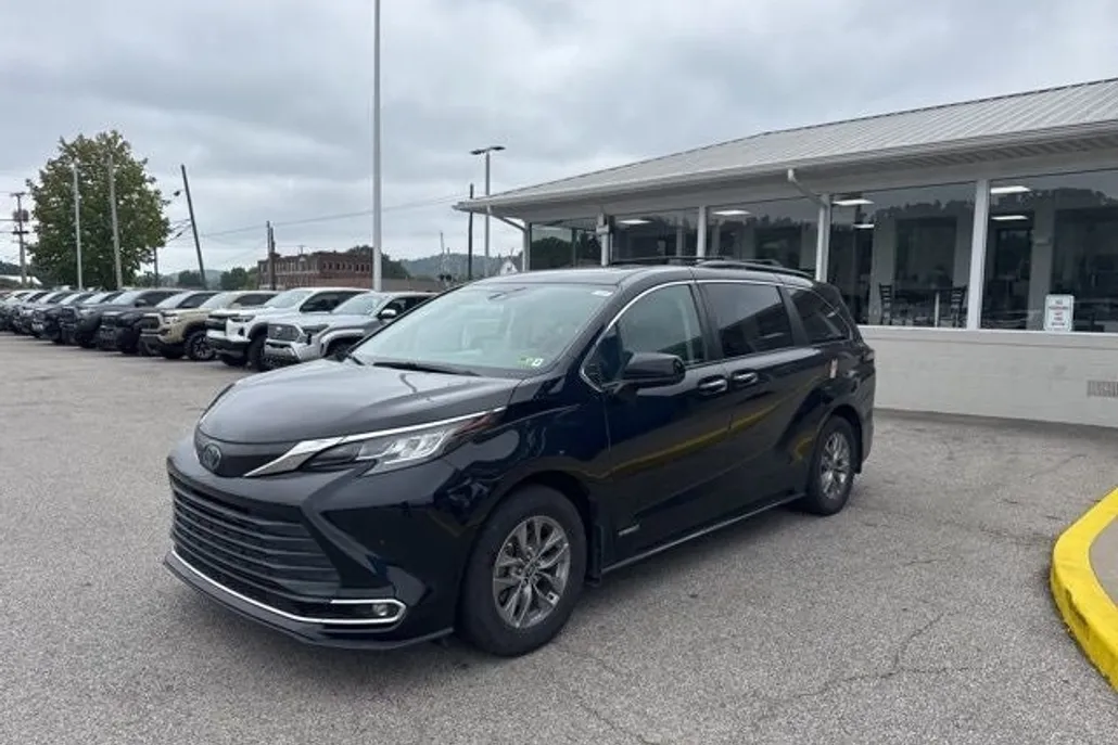 2021 Toyota Sienna XLE photo 1