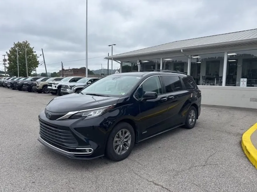 2021 Toyota Sienna XLE photo 1