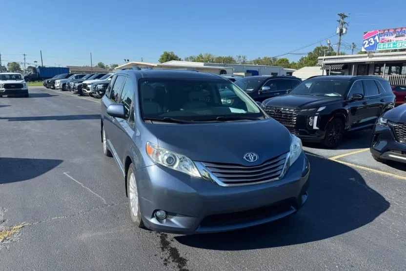 2017 Toyota Sienna XLE photo 1