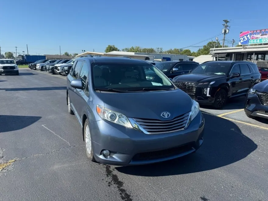 2017 Toyota Sienna XLE photo 1