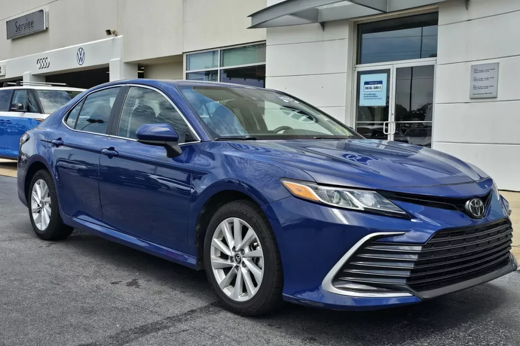 2023 Toyota Camry LE photo 1