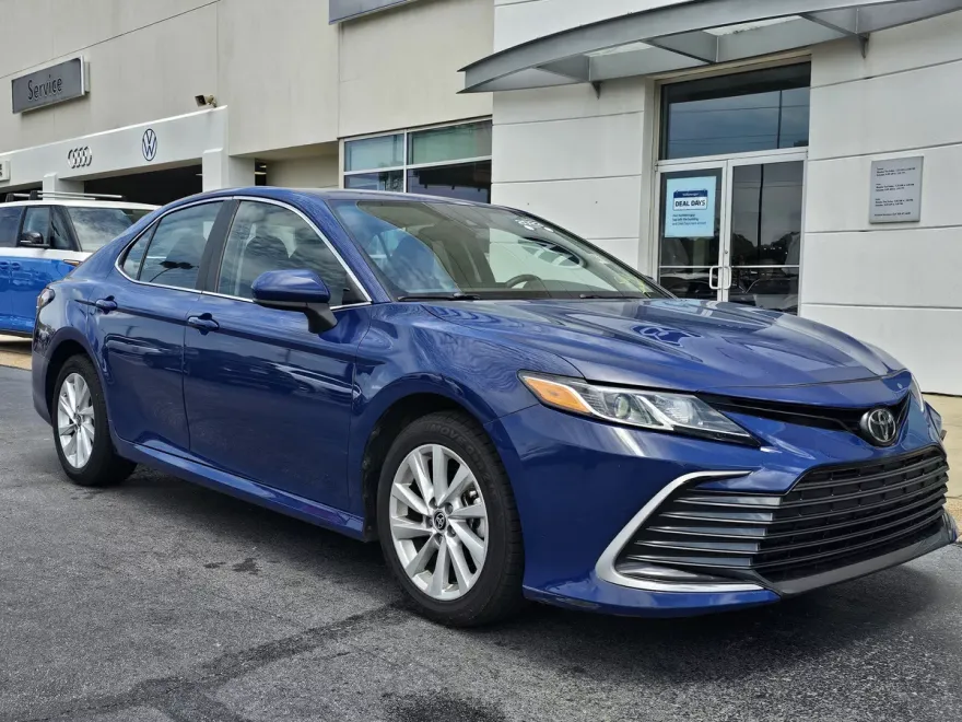 2023 Toyota Camry LE photo 1
