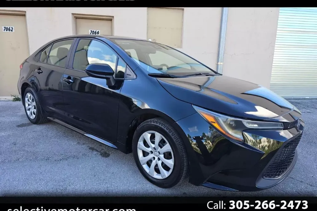 2021 Toyota Corolla LE photo 1