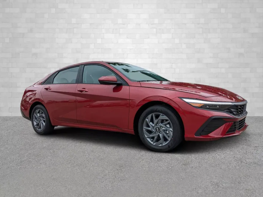 2025 Hyundai Elantra SEL Convenience photo 1