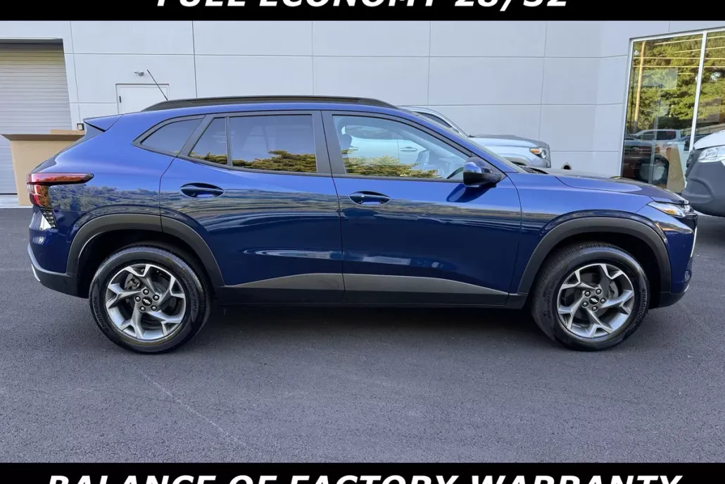 2024 Chevrolet Trax LT photo 1