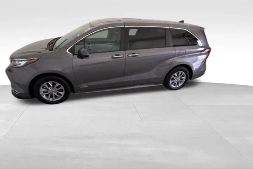 2021 Toyota Sienna XLE photo 1