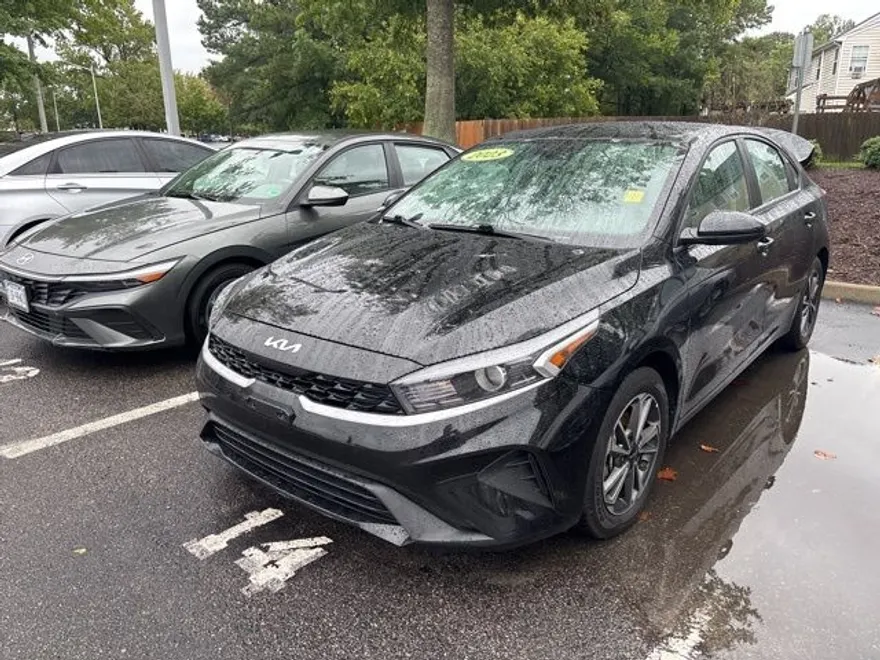 2023 Kia Forte LXS photo 1